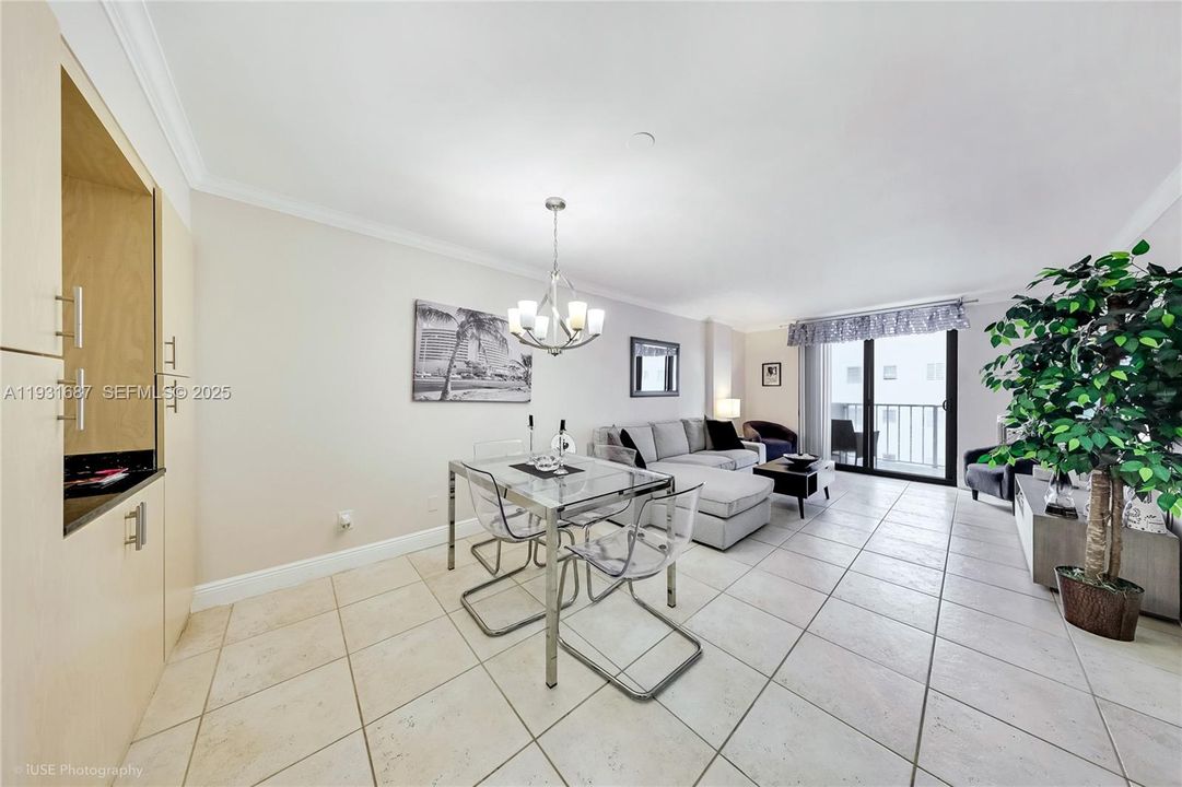 For Sale: $669,000 (2 beds, 2 baths, 874 Square Feet)