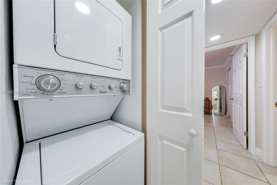 For Sale: $669,000 (2 beds, 2 baths, 874 Square Feet)