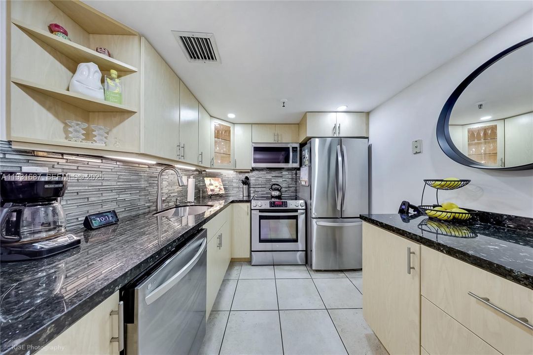 For Sale: $669,000 (2 beds, 2 baths, 874 Square Feet)
