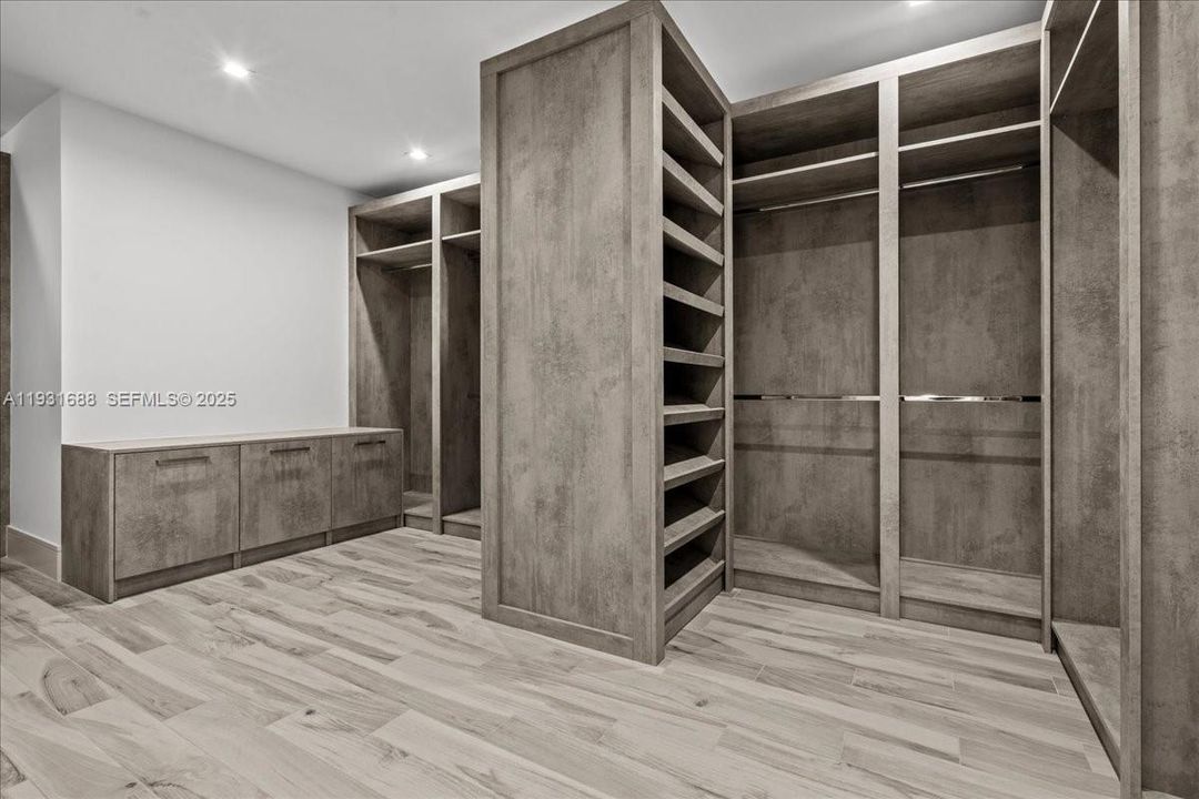 For Sale: $5,850,000 (4 beds, 6 baths, 5745 Square Feet)