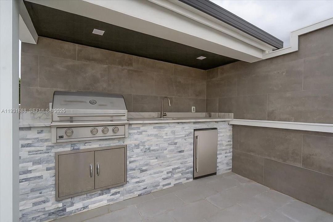 For Sale: $5,850,000 (4 beds, 6 baths, 5745 Square Feet)