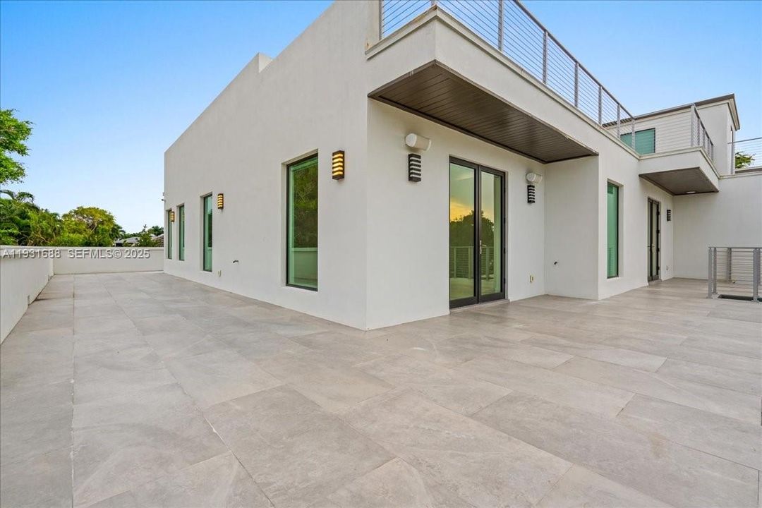 For Sale: $5,850,000 (4 beds, 6 baths, 5745 Square Feet)