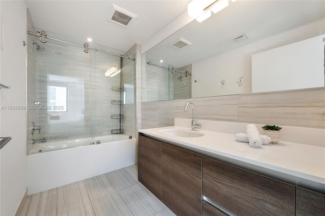 На продажу: $850,000 (2 спален, 2 ванн, 895 Квадратных фут)