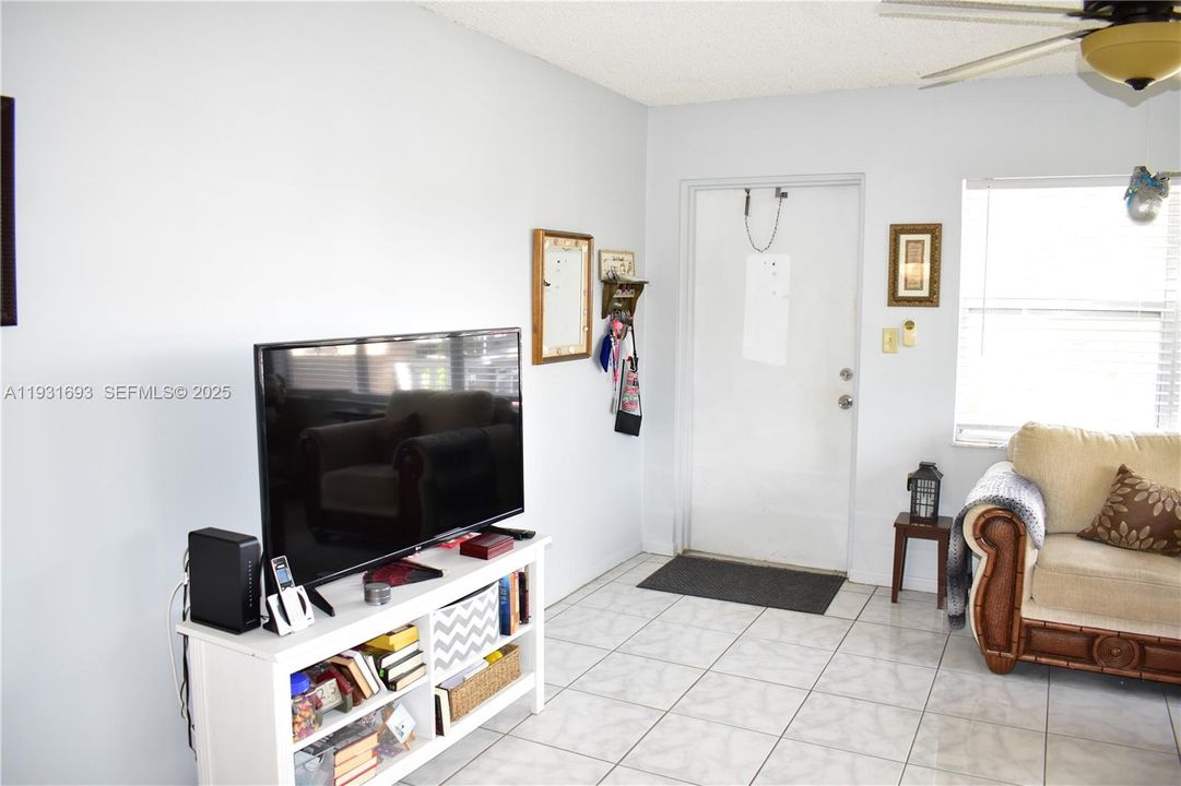 For Sale: $99,999 (1 beds, 1 baths, 590 Square Feet)