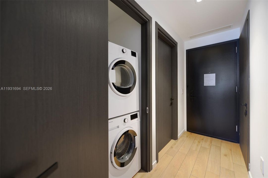 For Sale: $595,000 (1 beds, 1 baths, 442 Square Feet)