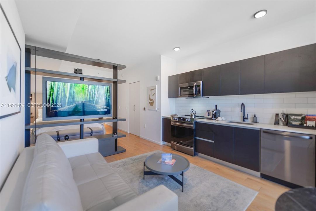For Sale: $595,000 (1 beds, 1 baths, 442 Square Feet)