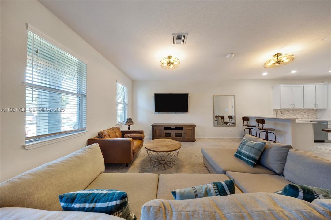 В аренду: $3,700 (3 спален, 2 ванн, 1421 Квадратных фут)