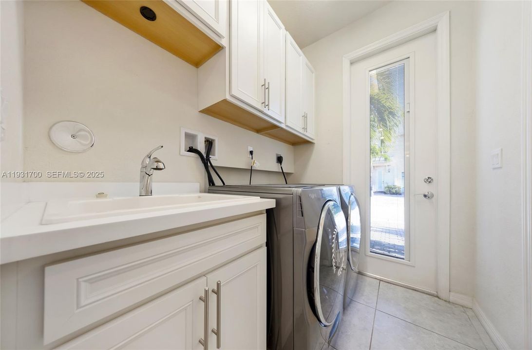 В аренду: $3,700 (3 спален, 2 ванн, 1421 Квадратных фут)