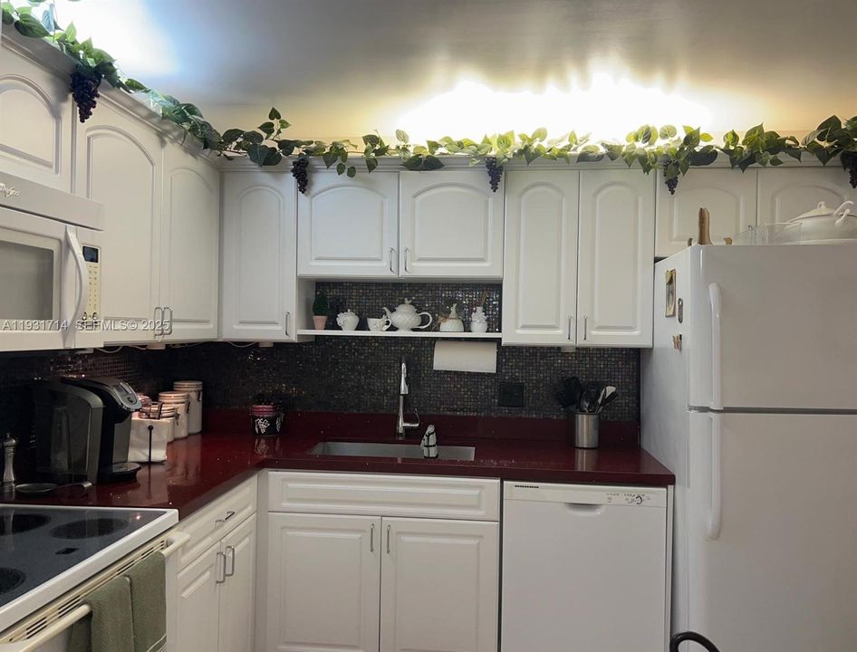 For Sale: $315,000 (3 beds, 2 baths, 1390 Square Feet)