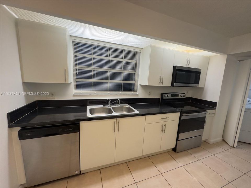 For Rent: $2,100 (2 beds, 2 baths, 1070 Square Feet)