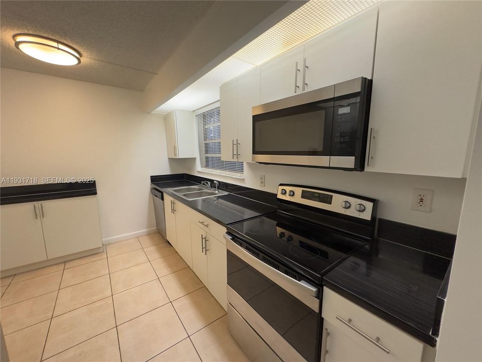 For Rent: $2,100 (2 beds, 2 baths, 1070 Square Feet)