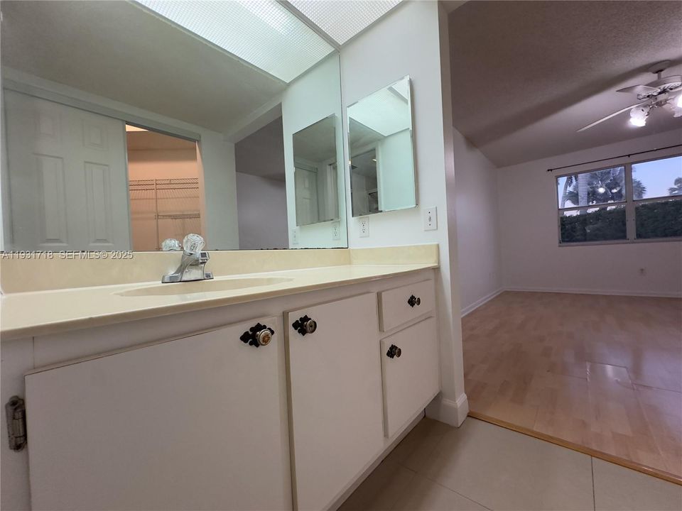 For Rent: $2,100 (2 beds, 2 baths, 1070 Square Feet)