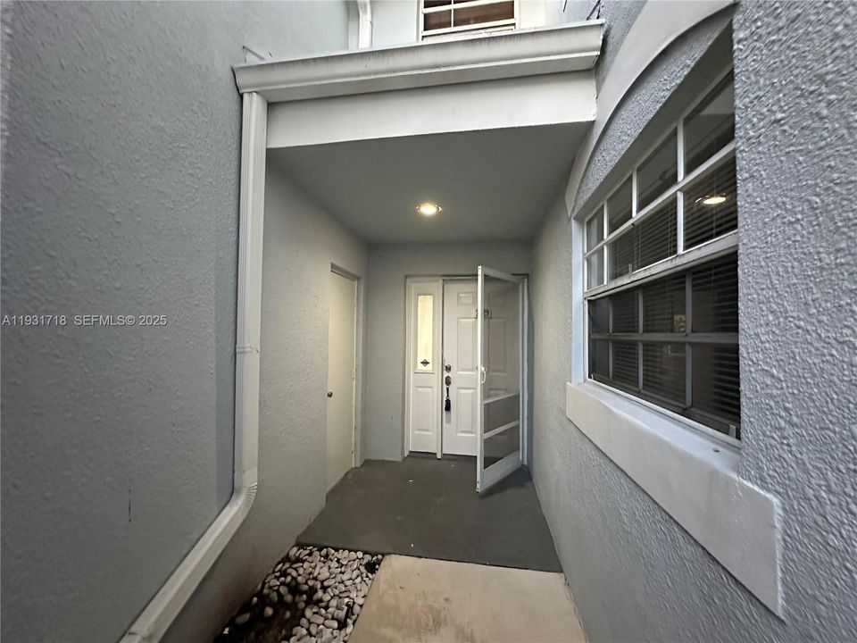 For Rent: $2,100 (2 beds, 2 baths, 1070 Square Feet)