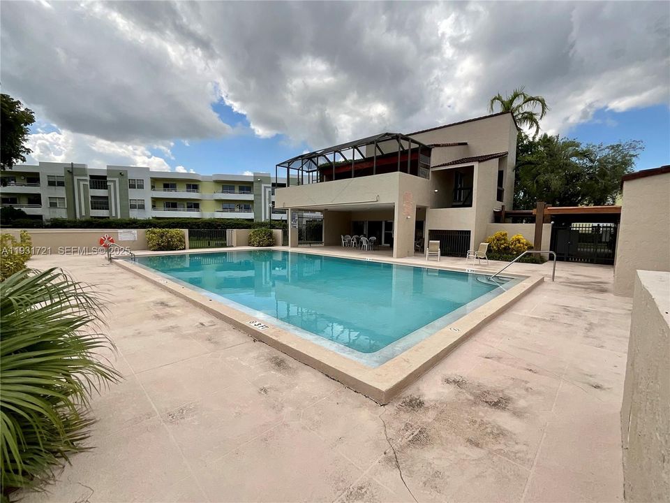 For Rent: $2,250 (2 beds, 2 baths, 911 Square Feet)