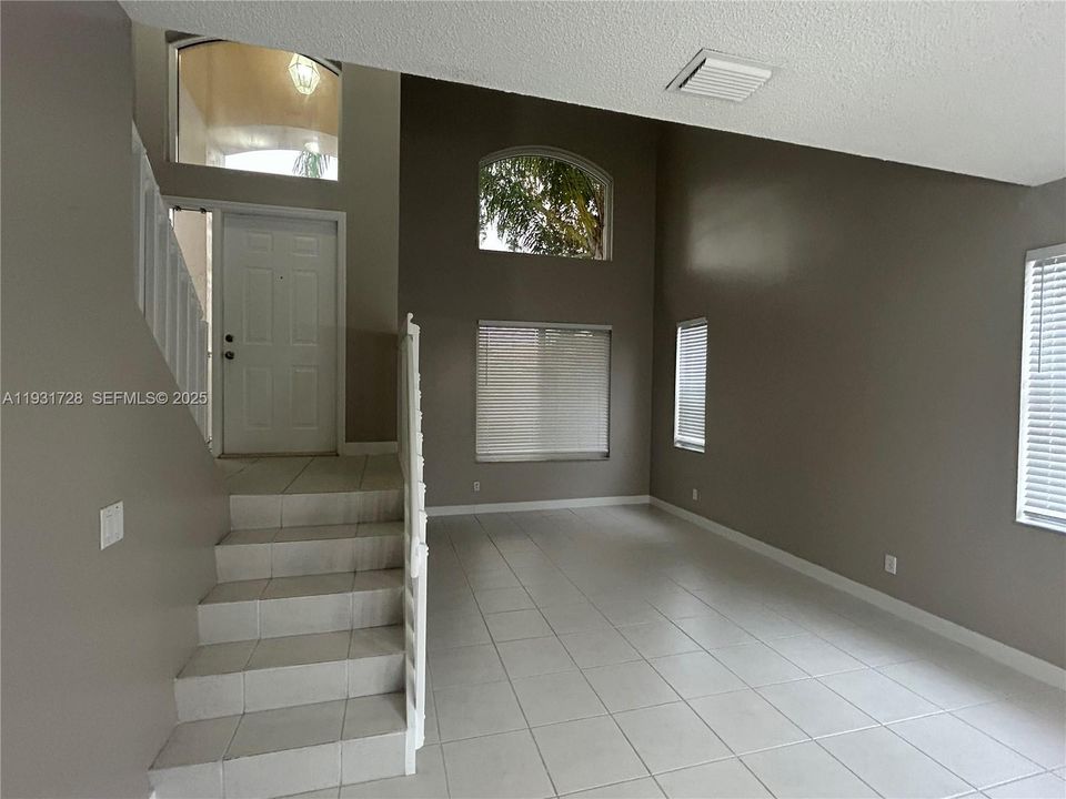 出租: $4,500 (4 贝兹, 2 浴室, 2091 平方英尺)