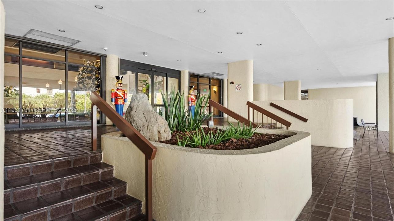 For Sale: $599,000 (2 beds, 2 baths, 1129 Square Feet)