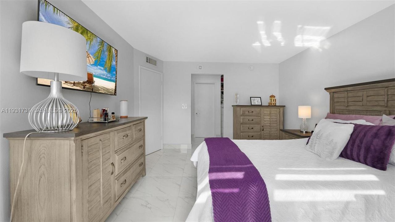 For Sale: $599,000 (2 beds, 2 baths, 1129 Square Feet)