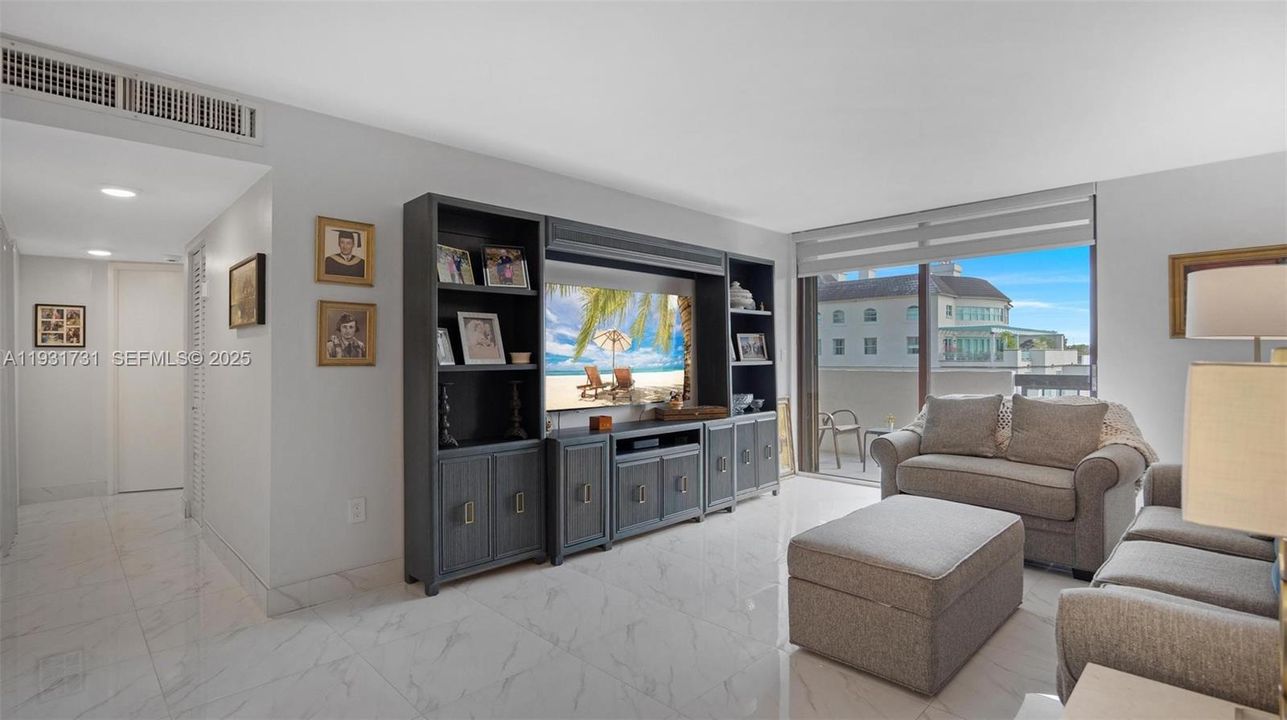 For Sale: $599,000 (2 beds, 2 baths, 1129 Square Feet)