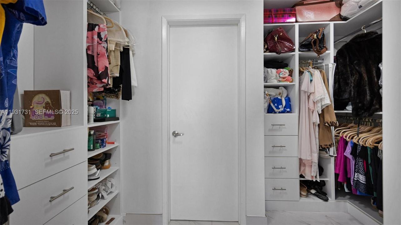 For Sale: $599,000 (2 beds, 2 baths, 1129 Square Feet)