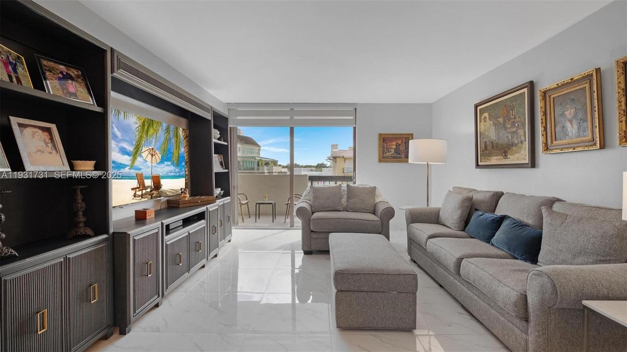 For Sale: $599,000 (2 beds, 2 baths, 1129 Square Feet)