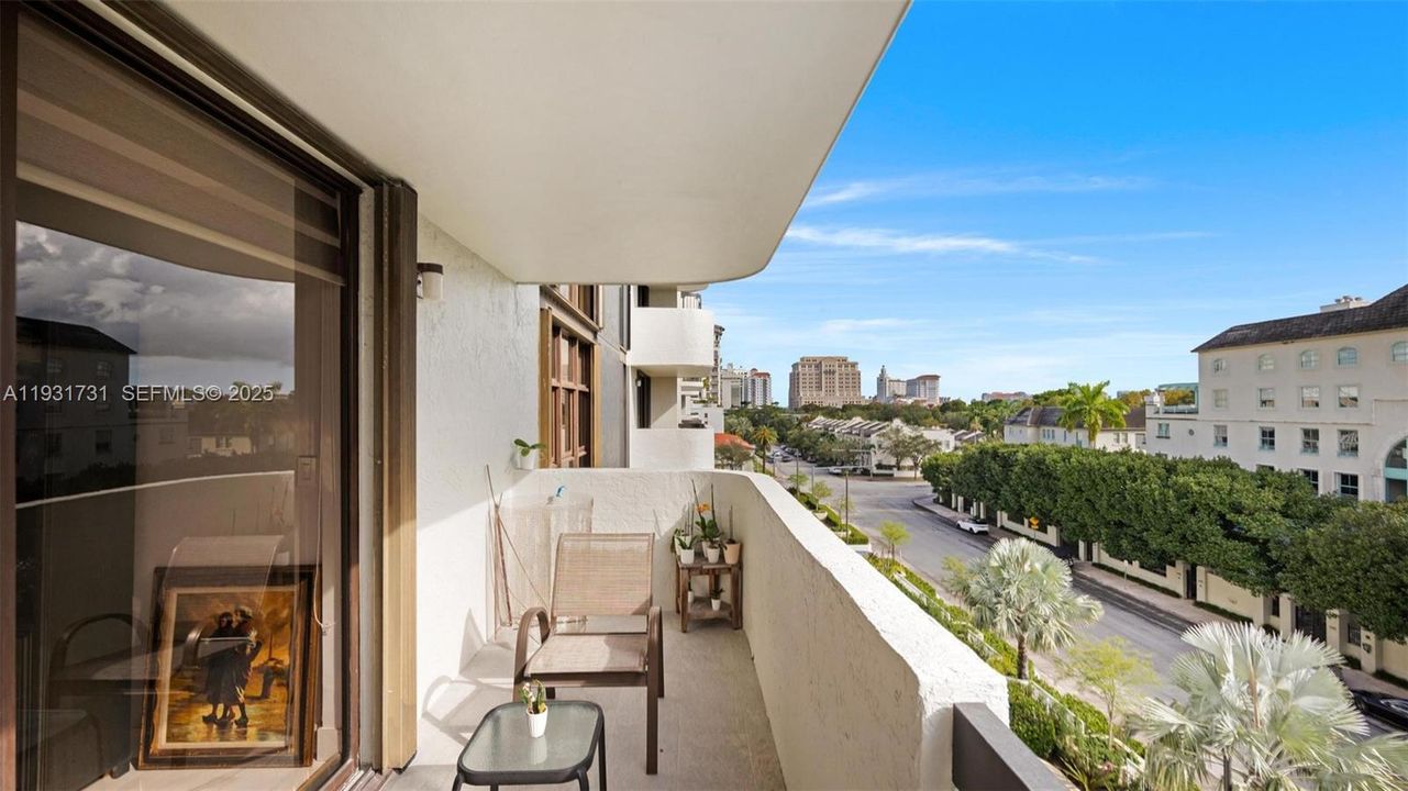 For Sale: $599,000 (2 beds, 2 baths, 1129 Square Feet)