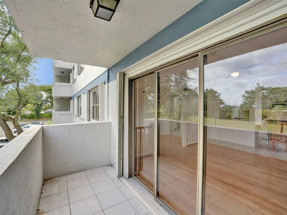 待售: $325,000 (3 贝兹, 3 浴室, 2168 平方英尺)