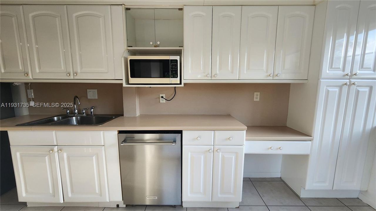 待售: $325,000 (3 贝兹, 3 浴室, 2168 平方英尺)