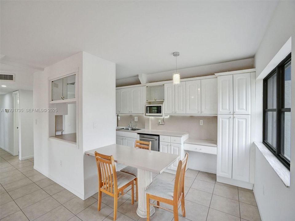 待售: $325,000 (3 贝兹, 3 浴室, 2168 平方英尺)