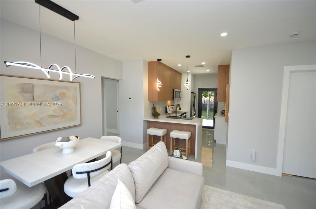 На продажу: $599,900 (3 спален, 2 ванн, 1079 Квадратных фут)