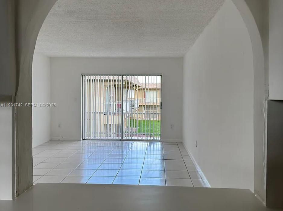 出租: $2,100 (2 贝兹, 1 浴室, 840 平方英尺)