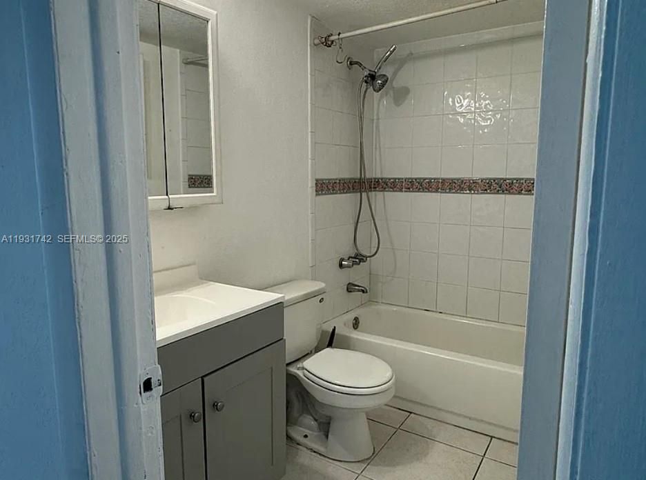 出租: $2,100 (2 贝兹, 1 浴室, 840 平方英尺)