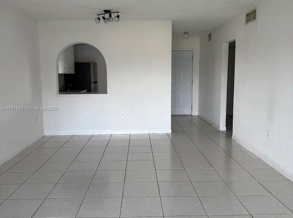 出租: $2,100 (2 贝兹, 1 浴室, 840 平方英尺)