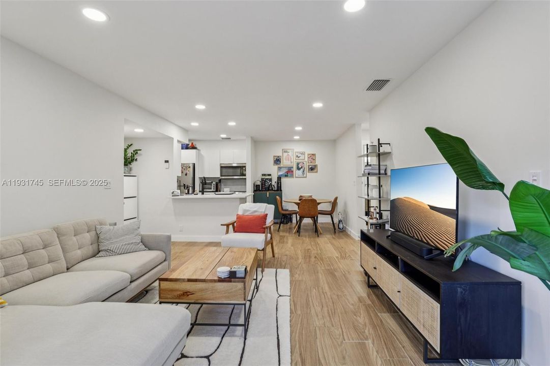 For Rent: $2,100 (1 beds, 1 baths, 805 Square Feet)