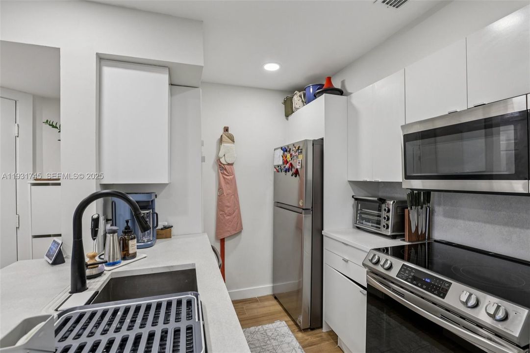 For Rent: $2,100 (1 beds, 1 baths, 805 Square Feet)