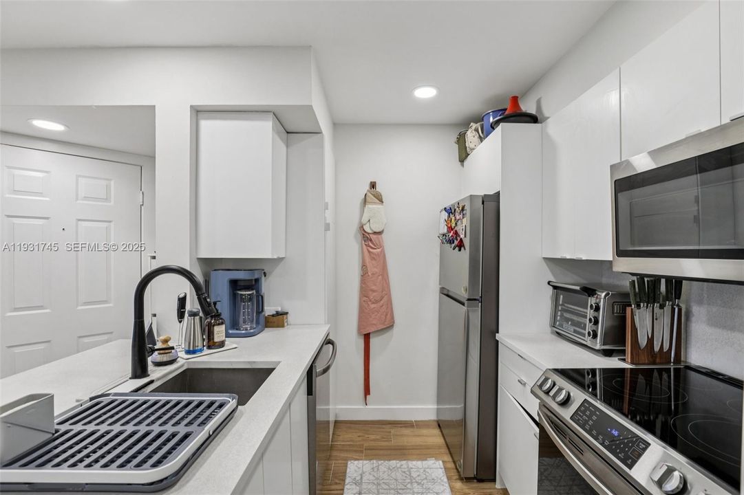 For Rent: $2,100 (1 beds, 1 baths, 805 Square Feet)