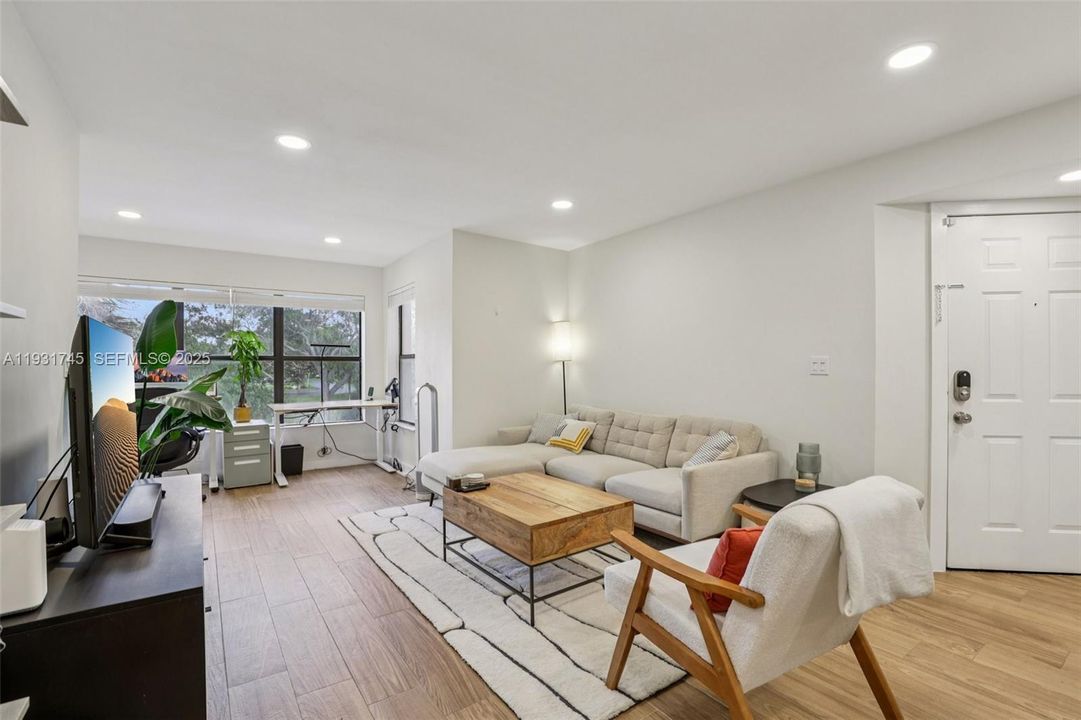 For Rent: $2,100 (1 beds, 1 baths, 805 Square Feet)