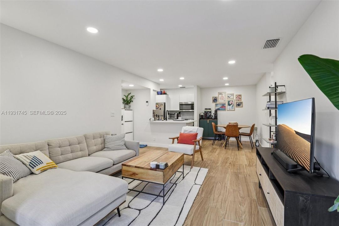 For Rent: $2,100 (1 beds, 1 baths, 805 Square Feet)