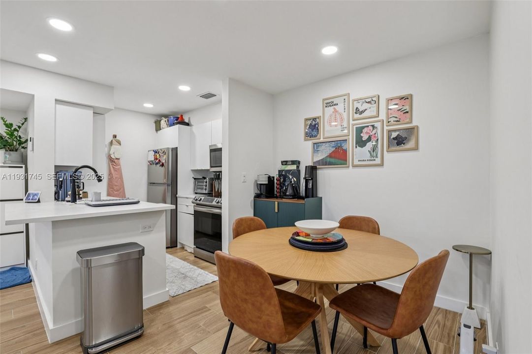 For Rent: $2,100 (1 beds, 1 baths, 805 Square Feet)