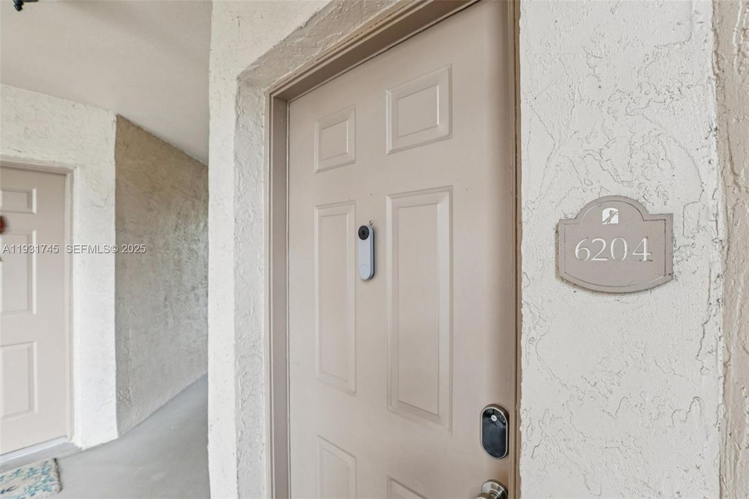 For Rent: $2,100 (1 beds, 1 baths, 805 Square Feet)