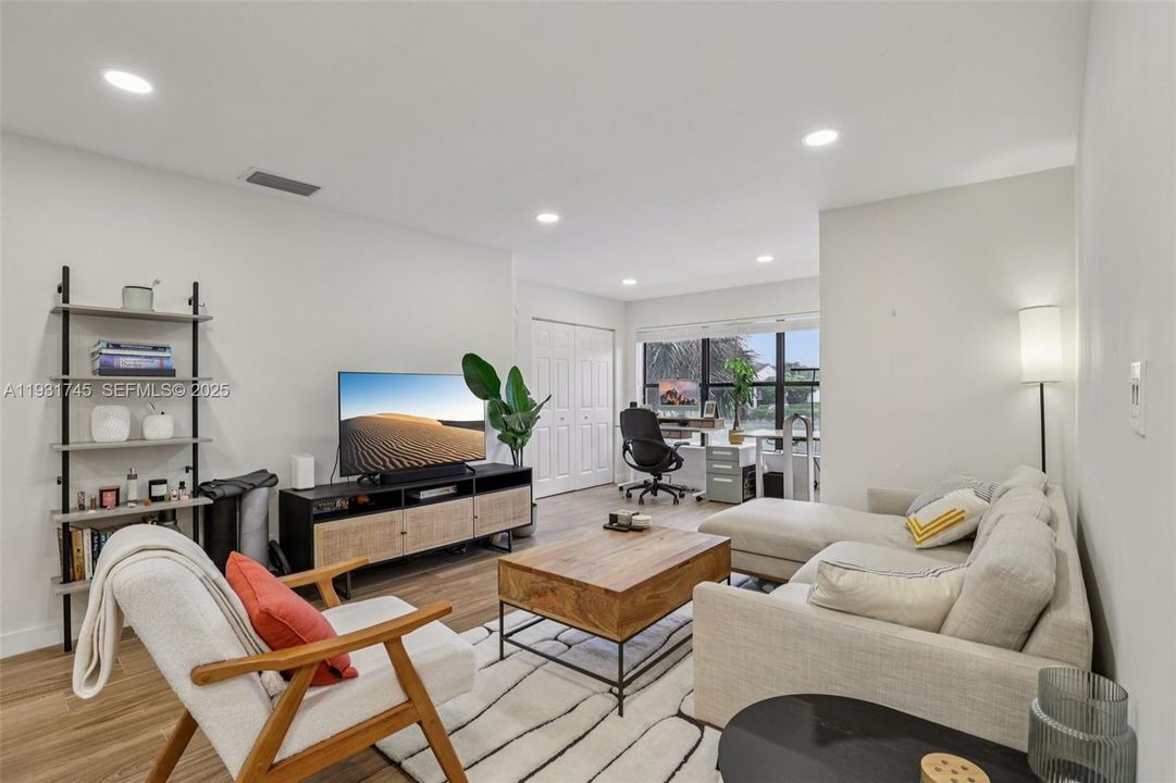 For Rent: $2,100 (1 beds, 1 baths, 805 Square Feet)