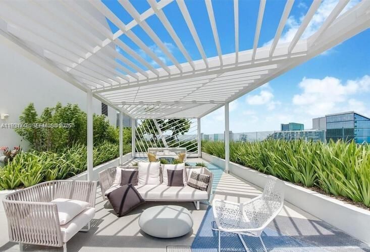 For Rent: $3,300 (1 beds, 1 baths, 684 Square Feet)