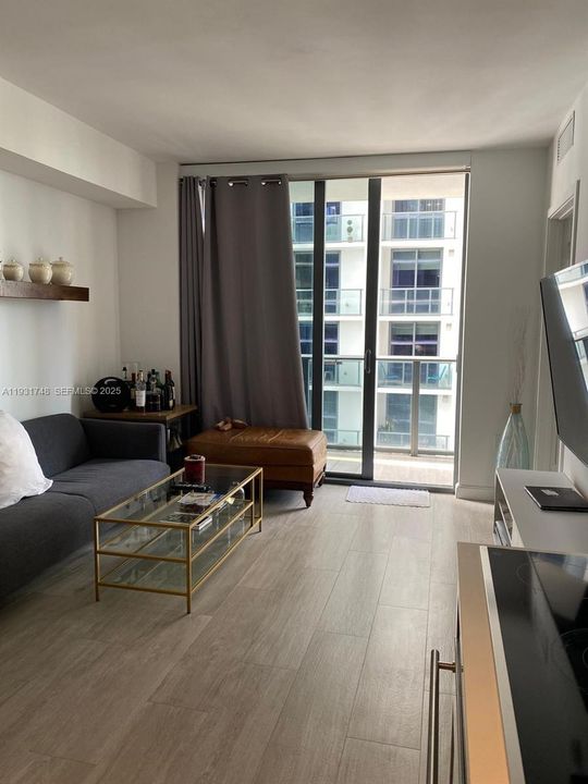 For Rent: $3,300 (1 beds, 1 baths, 684 Square Feet)