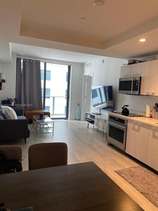For Rent: $3,300 (1 beds, 1 baths, 684 Square Feet)