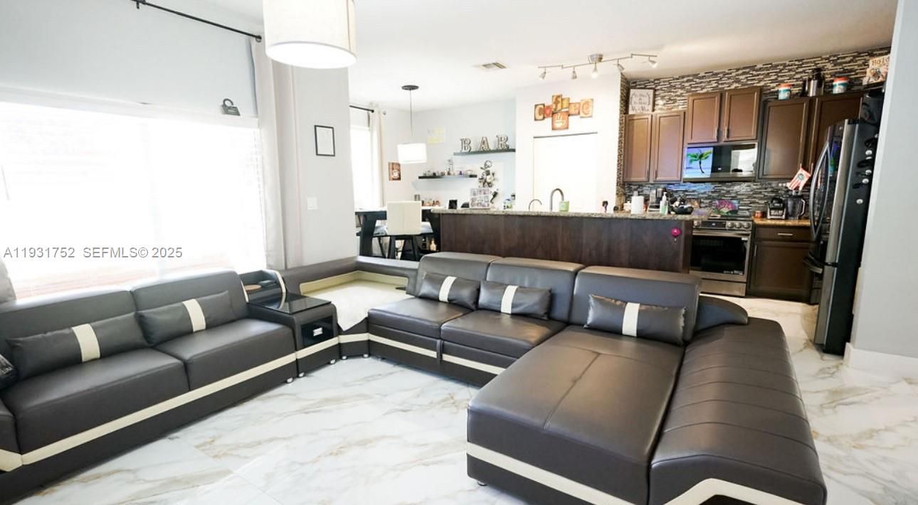 На продажу: $650,000 (5 спален, 3 ванн, 2835 Квадратных фут)