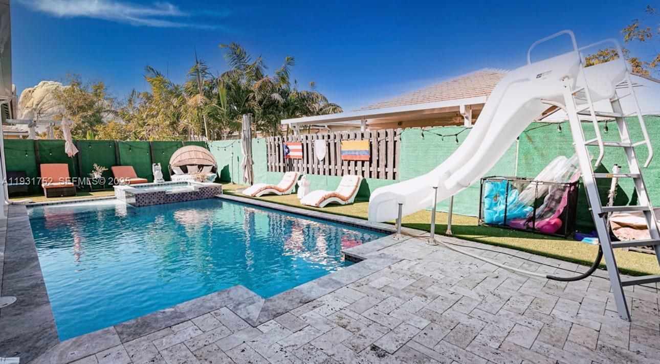 На продажу: $650,000 (5 спален, 3 ванн, 2835 Квадратных фут)