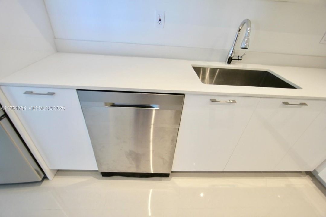 出租: $6,350 (3 贝兹, 3 浴室, 1703 平方英尺)