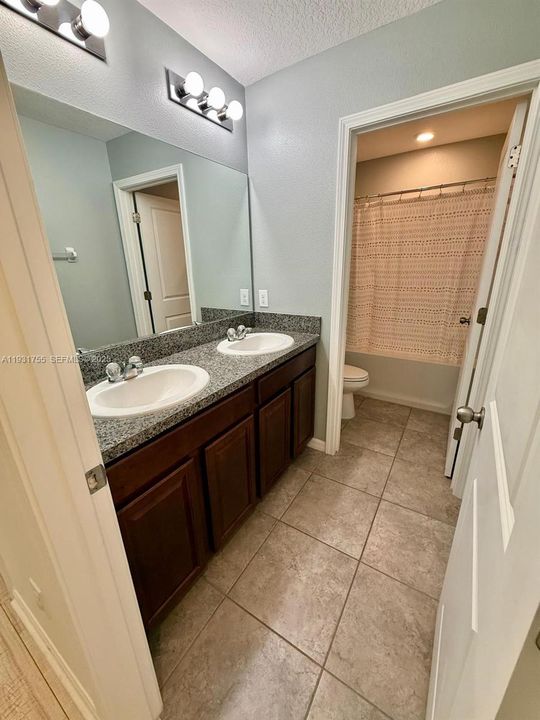 En Venta: $370,000 (5 camas, 2 baños, 2254 Pies cuadrados)