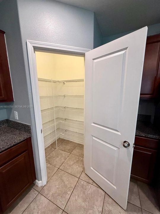 En Venta: $370,000 (5 camas, 2 baños, 2254 Pies cuadrados)