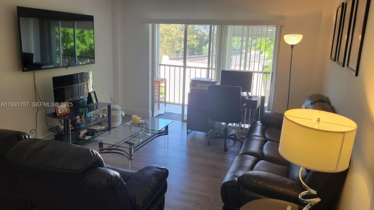 В аренду: $2,200 (2 спален, 2 ванн, 972 Квадратных фут)