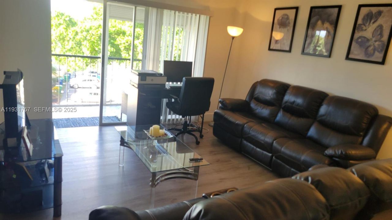 В аренду: $2,200 (2 спален, 2 ванн, 972 Квадратных фут)